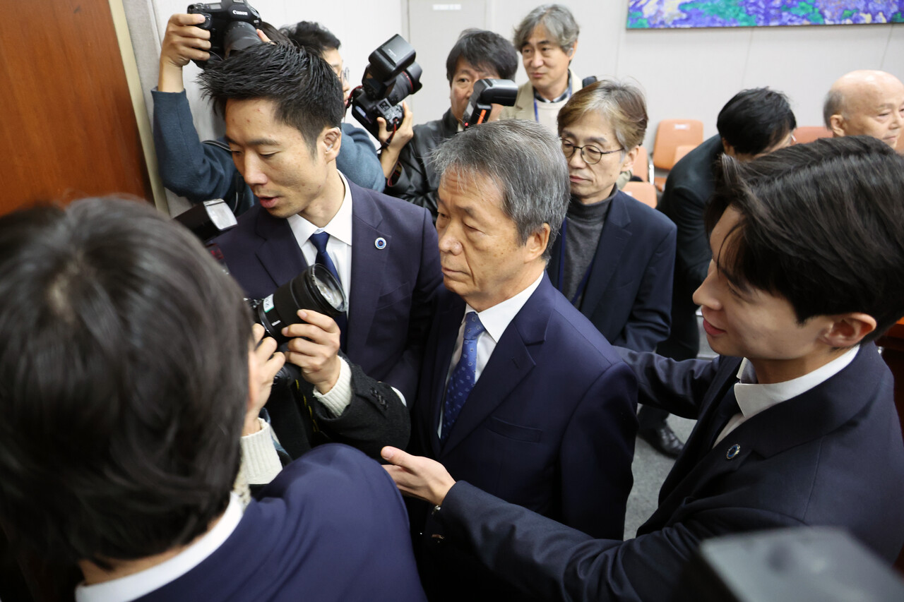 국가인권위원회 김용원 상임위원이 5일 오전 서울 여의도 국회에서 진행된 운영위원회 국가인권위원회 국정감사에서 퇴장 당하고 있다. [사진제공=뉴시스]&nbsp;<br>