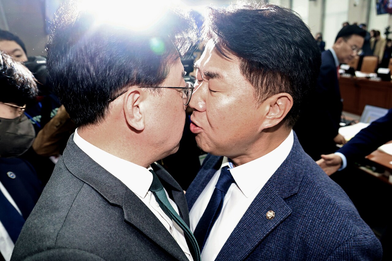 국민의힘 송언석 원내대표와 더불어민주당 이기헌 의원이 지난 6일 서울 여의도 국회에서 열린 운영위원회의 대통령비서실 등 국정감사에서 정회 후 퇴장하는 과정에 몸싸움을 벌이고 있다. [사진제공=뉴시스]&nbsp;<br>