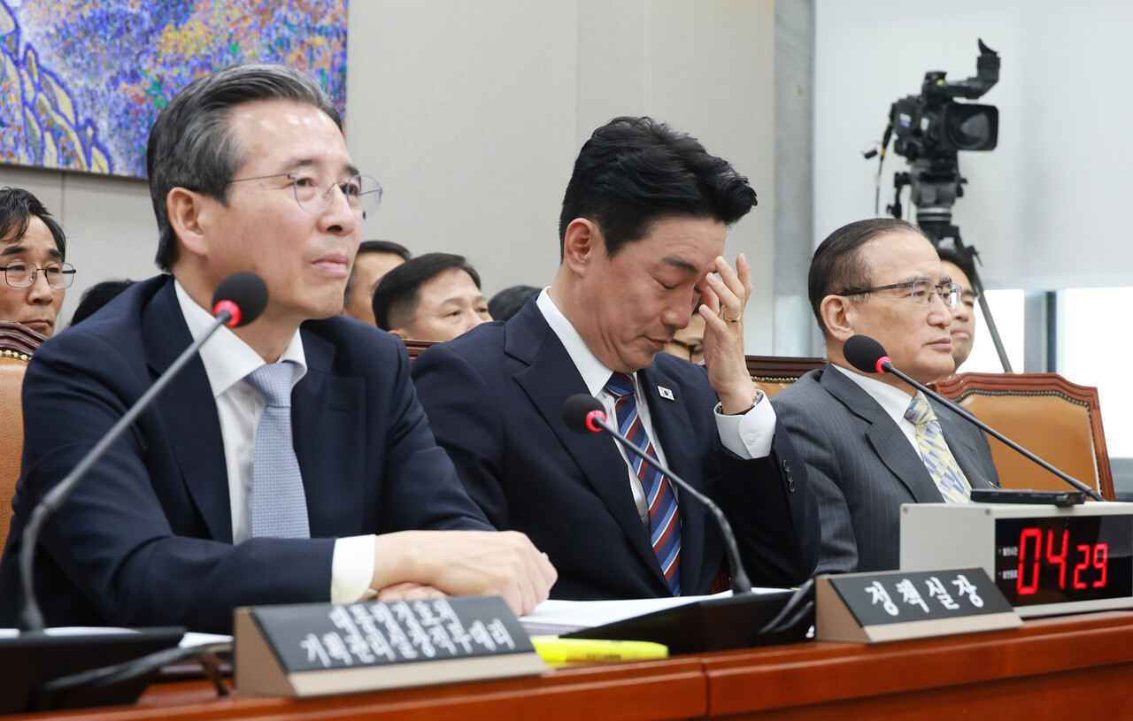 &nbsp;대통령실&nbsp;강훈식 비서실장이 지난 6일 서울 여의도 국회에서 열린 운영위원회의 대통령비서실 등 국정감사에서 눈가를 만지고 있다. [사진제공=뉴시스]&nbsp;<br>