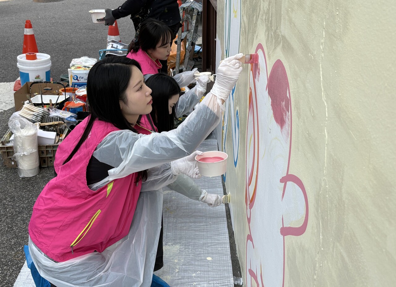7일 서울 영등포구 대림2동 어린이집 인근 스쿨존에서 흥국생명 임직원들이 벽화그리기 봉사활동을 진행하고 있다 [사진=흥국생명]