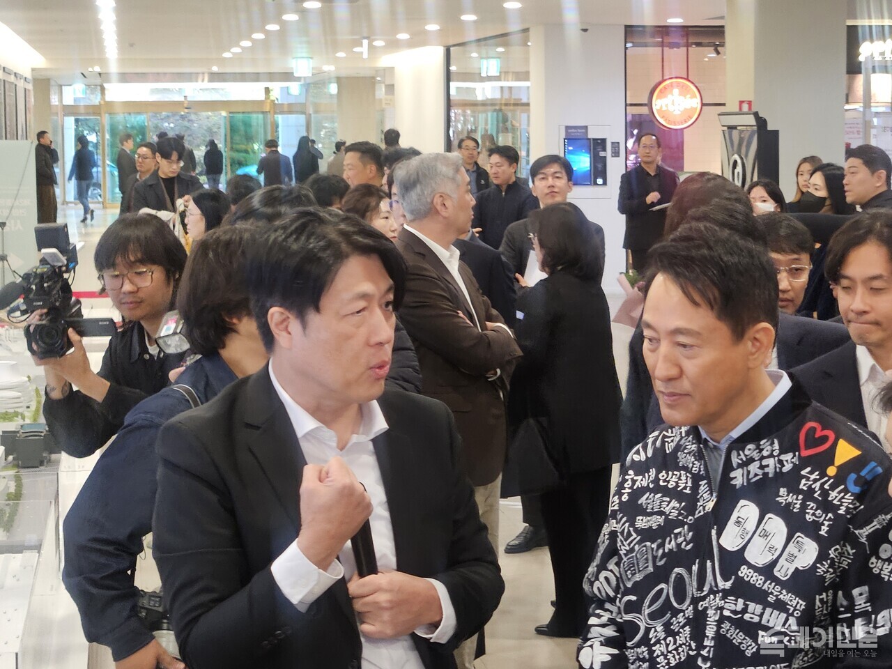 10일 서울시 종로구 세종문화회관 세종라운지에서 열린 ‘제2세종문화화관 건립 설계공모 시상식’에서 디자인캠프문박디앰피 오호근 사장(왼쪽)이 오세훈 서울시장(오른쪽)에게 당선안에 대해 설명하고 있다.&nbsp;ⓒ투데이신문<br>