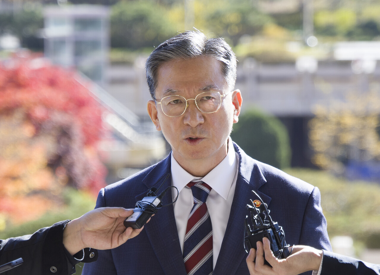 법무부 정성호 장관이 10일 오전 경기 과천시 법무부 청사로 출근길에서 검찰의 '대장동 항소 포기' 결정과 관련해 취재진 질문에 응하고 있다. [사진제공=뉴시스]