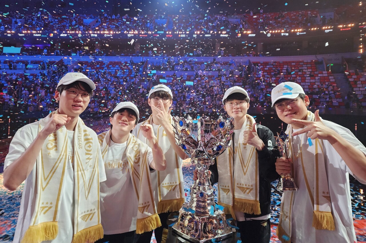 T1 선수단이 지난 9일 중국 청두에서 열린 ‘2025 리그 오브 레전드(LoL) 월드 챔피언십’에서 우승 후 기념사진을 촬영하고 있다. 왼쪽부터 ‘도란’ 최현준, ‘케리아’ 류민석, ‘오너’ 문현준, ‘페이커’ 이상혁, ‘구마유시’ 이민형. [사진=SK스퀘어]