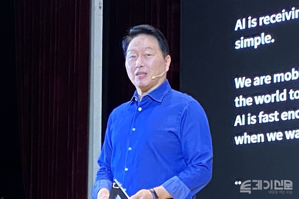 SK그룹 최태원 회장이 지난 3일 오전 서울 강남구 코엑스에서 열린 ‘SK AI SUMMIT 2025’에서 기조연설을 진행하고 있다. ⓒ투데이신문