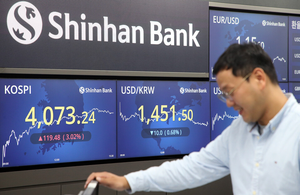 10일 정부의 배당소득 분리과세 최고세율 25% 완화 정책으로 코스피가 4000선을 재돌파했다. [사진=신한은행]