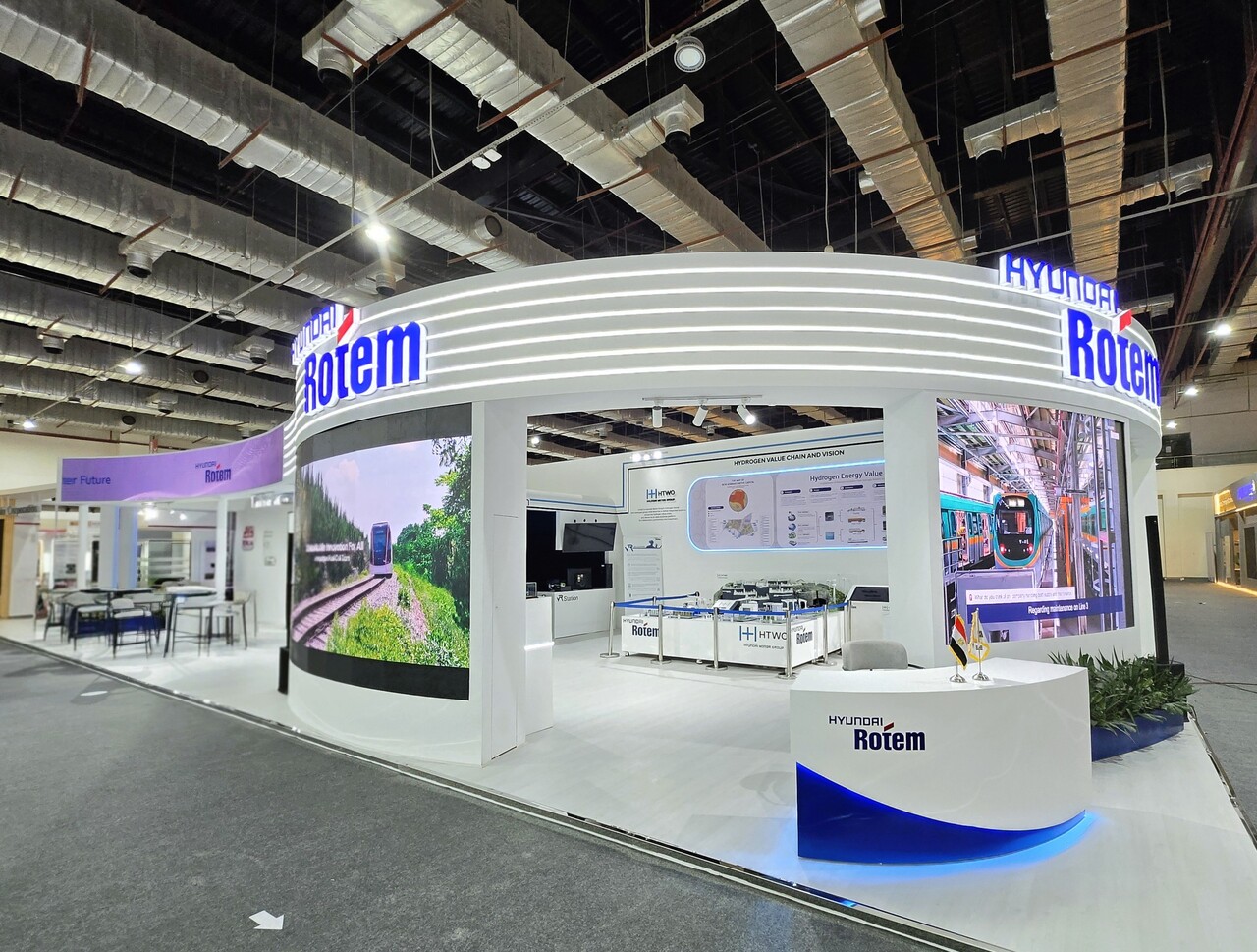 이집트 최대 교통물류 전시회 ‘TransMEA 2025’가 지난 9일부터 오는 11일까지 뉴카이로 소재 국제전시센터(EIEC)에서 열린다. 사진은 현대로템 전시관 전경. [사진=현대로템]