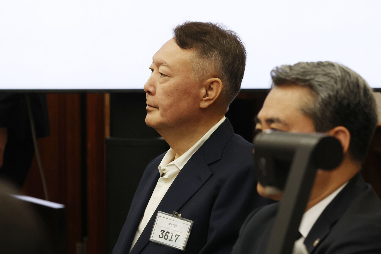 윤석열 전 대통령이 지난 9월 26일 서울 서초구 서울중앙지법에서 진행된 특수공무집행방해, 직권남용 권리행사방해 등 혐의 사건 첫 공판에 출석해 있는 모습. [사진제공=뉴시스]