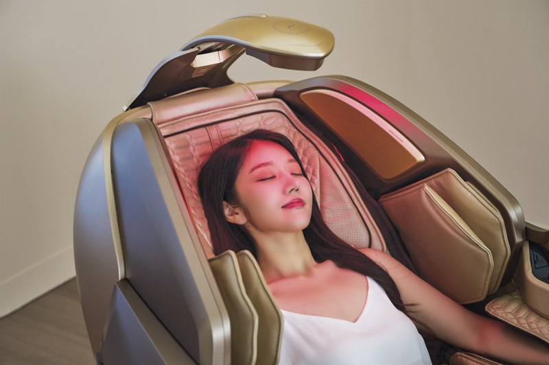 바디프랜드 에스테틱 헬스케어로봇 ‘퀀텀 뷰티캡슐’ 라이트 케어 모드를 사용하고 있는 모델.[사진=바디프랜드]