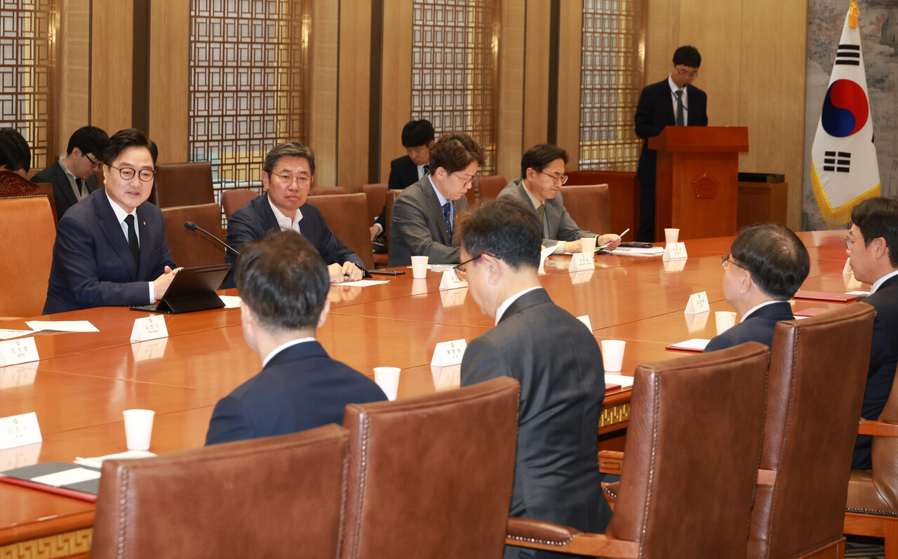 우원식 국회의장이 11일 서울 여의도 국회에서 열린 관봉권 띠지 폐기 의혹 및 쿠팡 퇴직금 불기소 외압 의혹 진상규명을 위한 특별검사 후보 추천위원 위촉식에서 인사말을 하고 있다. [사진제공=뉴시스]<br>