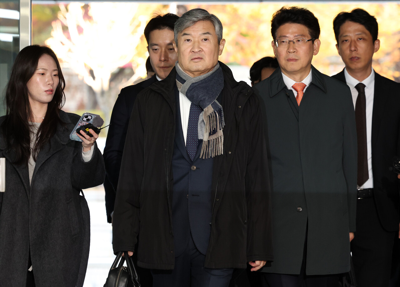 조태용 전 국가정보원장이 11일 오전 서울 서초구 서울중앙지방법원에서 열린 구속 전 피의자 심문(영장실질심사)에 출석하고 있다. 조 전 원장은 국가정보원법상 정치 관여 금지 위반, 직무 유기, 위증, 증거인멸, 허위 공문서 작성 및 허위 작성 공문서 행사, 국회에서의 증언·감정 등에 관한 법률 위반 등 혐의를 받는다. [사진제공=뉴시스]