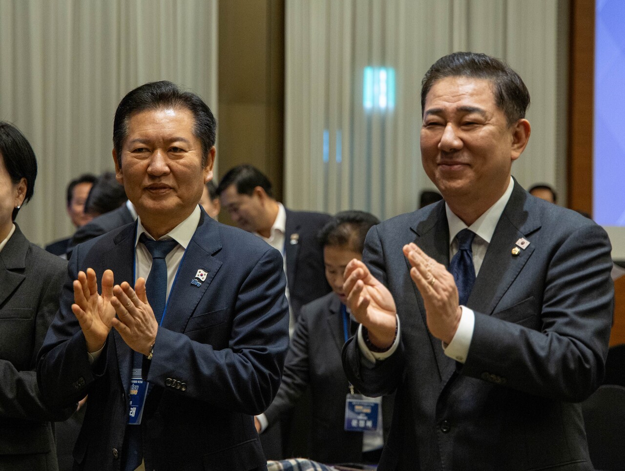 더불어민주당 정청래 대표와 김병기 원내대표 등 참석자들이 11일 경기 광주 곤지암리조트에서 열린 2025년 전국지역위원장 워크숍에서 박수를 치고 있다. [사진제공=더불어민주당]