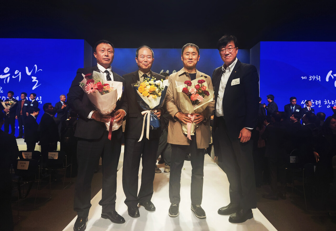 대한화섬 김대정 대표(오른쪽)가 지난 11일 한국섬유산업협회에서 주최한 ‘제39회 섬유의 날’&nbsp;기념식에 참석했다. 이날 태광산업·대한화섬 임직원들이 산업통상자원부 장관 표창과 한국섬유산업연합회 회장상을 수상했다. 김 대표 옆으로 신승원 기장, 정일영 기장, 황오성 기장. [사진=태광산업]