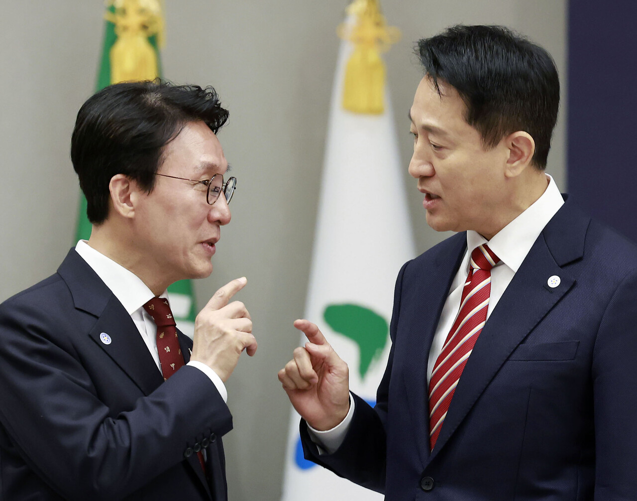 김민석 국무총리(왼쪽) 와 오세훈 서울시장이 12일 서울 용산 대통령실 청사에서 진행된 중앙지방협력회의에서 이야기를 나누고 있다. [사진제공=뉴시스]<br>