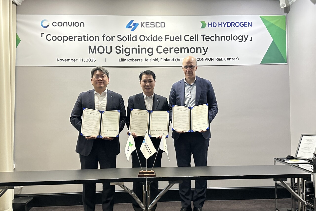 한국전기안전공사 김성주(사진 가운데) 기술이사가 11일(현지시간) 핀란드 헬싱키에서 진행된 고체산화물 연료전지(SOFC) 관련 업무협약식에서 HD하이드로젠, 컨비온 관계자와 기념사진을 촬영하고 있다. [사진=한국전기안전공사]