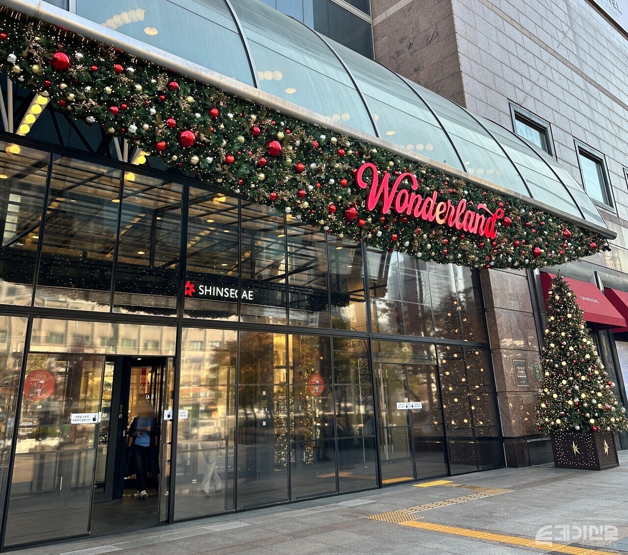 신세계백화점 강남점 입구에 유럽 감성의 크리스마스 마켓 ‘신세계 원더랜드’로 꾸며놓은 모습.&nbsp;&nbsp;ⓒ투데이신문