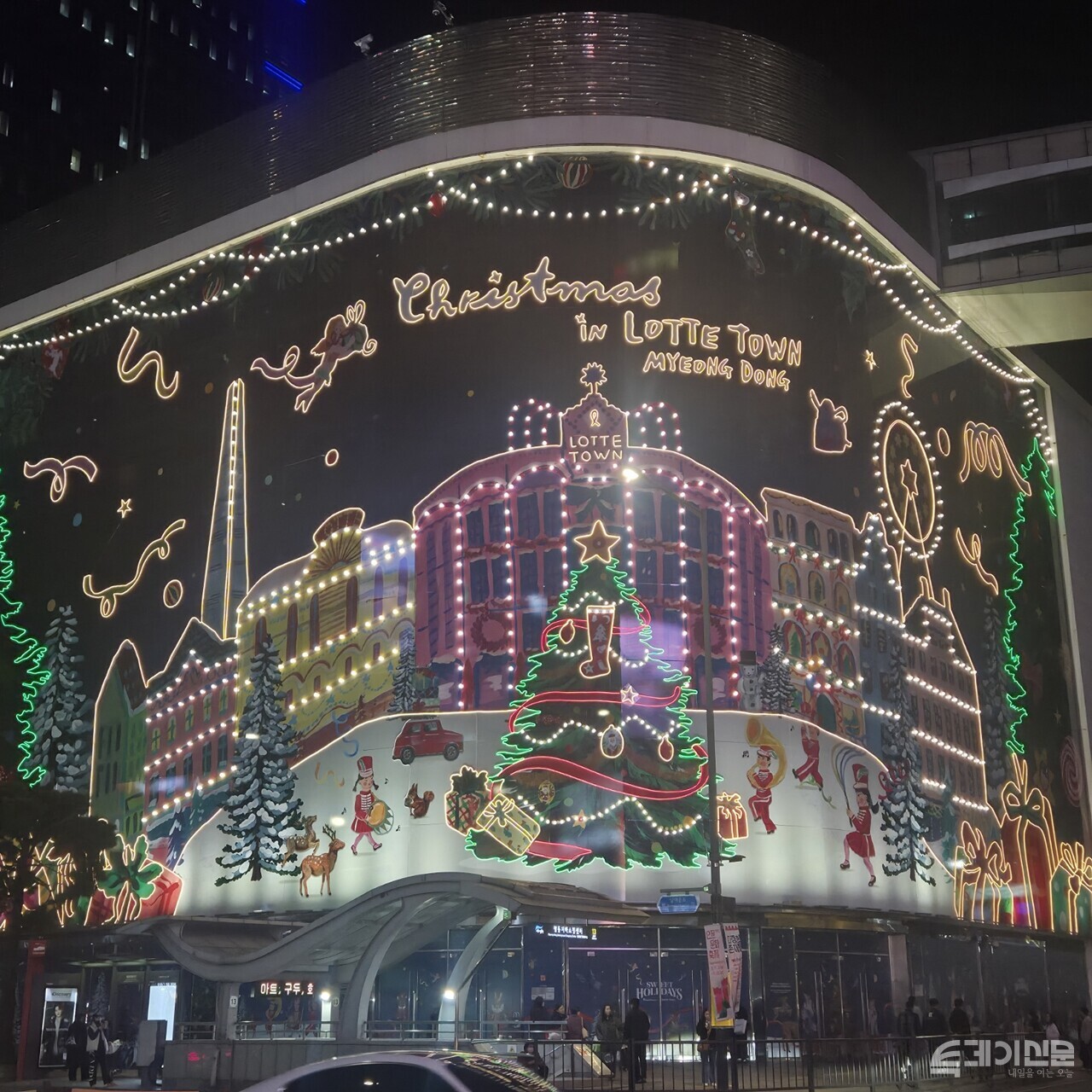 서울 중구 롯데백화점 본점 외관을 장식한 크리스마스 조명.&nbsp;ⓒ투데이신문