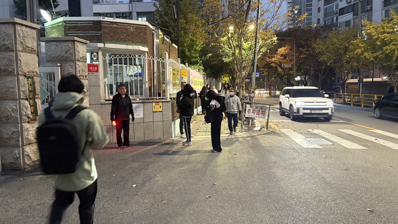 2026학년도 대학수학능력시험일인 13일 서울 광진구 광남고등학교 정문에서 수험생들의 모습이 보이고 있다. [사진제공=뉴시스]<br>