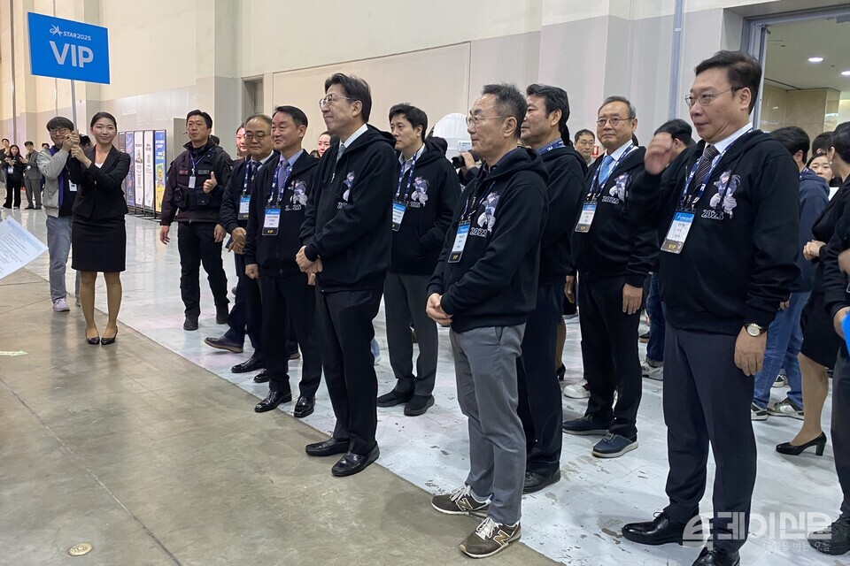 박형준 부산시장을 비롯한 행사 관계자들이 13일 오전 부산 벡스코 제1전시장에서 ‘지스타 2025’ 개막식 후 B2C관 부스를 둘러보고 있다.