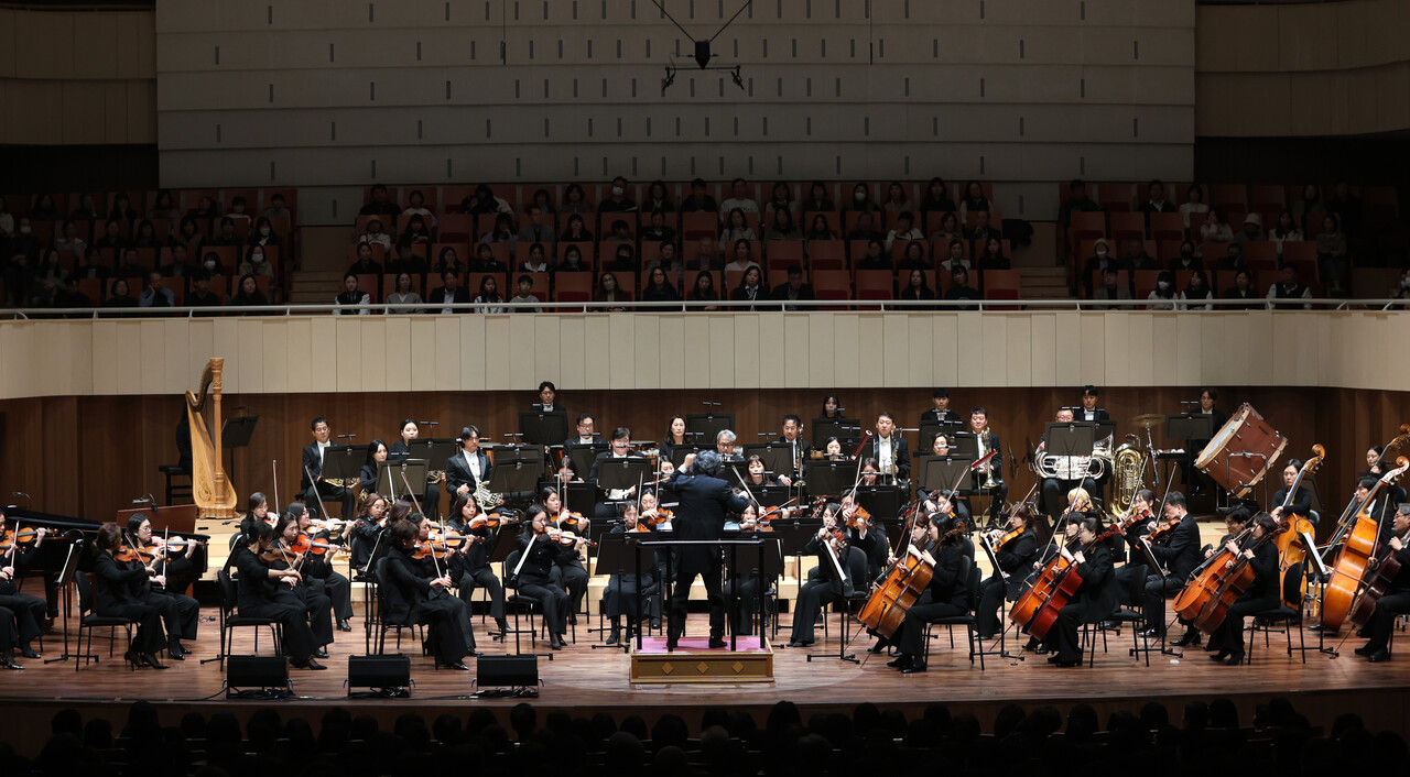 지난 12일 대구콘서트하우스 그랜드홀에서 열린 ‘제15회 동서커피클래식’에서 대구시립교향악단(지휘자 백진현)이 연주하고 있다. [사진=동서식품]
