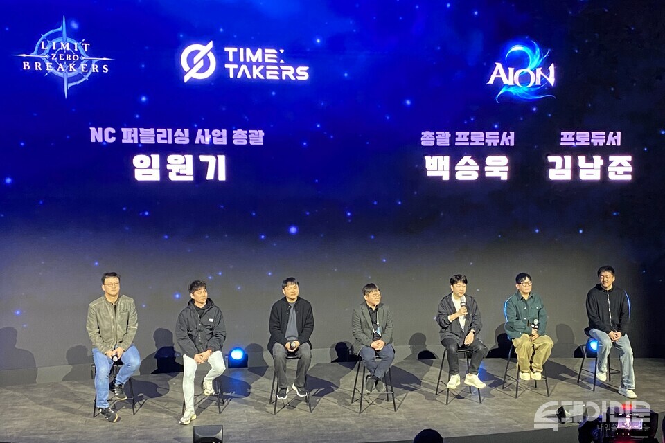 엔씨소프트가 13일 오전 자사 부스에서 개최한 ‘오프닝 세션’에 질의응답을 진행하고 있다. 왼쪽부터 배재현 총괄 프로듀서, 황성진 프로듀서, 임원기 퍼블리싱 사업 총괄, 백승욱 총괄 프로듀서, 김남준 프로듀서, 이성구 총괄 프로듀서, 최홍영 프로듀서. ⓒ투데이신문