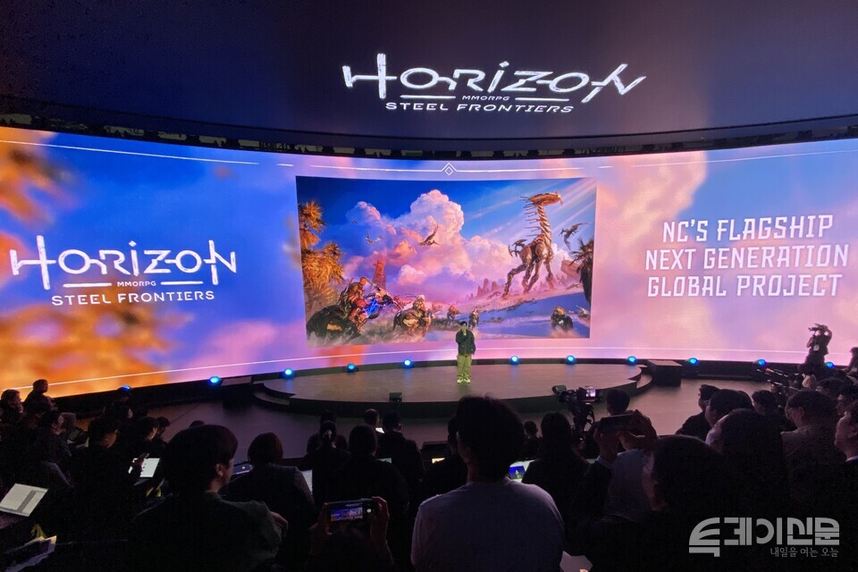 엔씨소프트 이성구 총괄 프로듀서가 13일 오전 ‘오프닝 세션’에서 신작 ‘호라이즌 스틸 프론티어스’를 공개하고 있다. ⓒ투데이신문