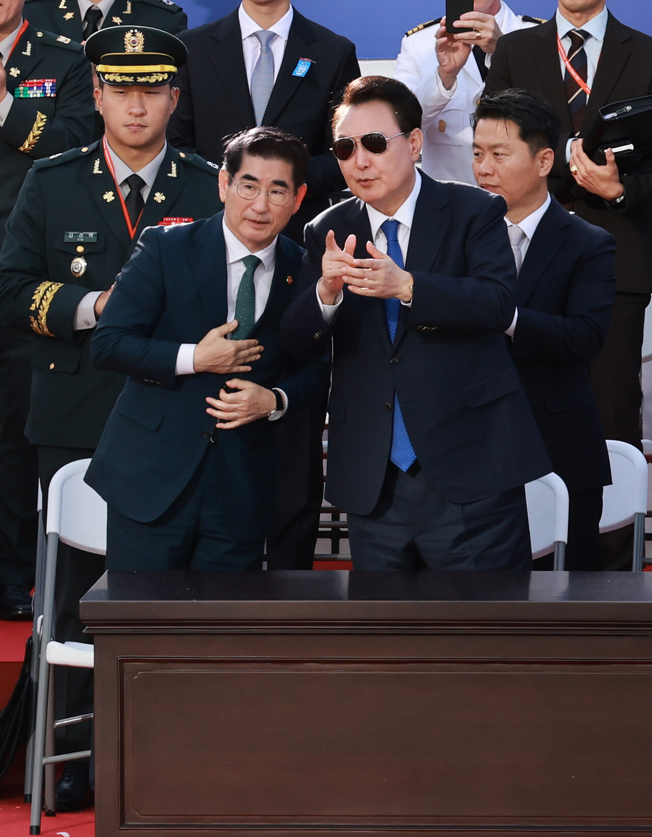 윤석열 전 대통령이 건군 76주년 국군의날 시가행진이 열린 지난 2024년 10월 1일 서울 광화문 광장 관람 무대에서 시가행을 바라보며 당시 김용현 국방부 장관과 대화를 나누고 있다. [사진제공=대통령실통신사진기자단]