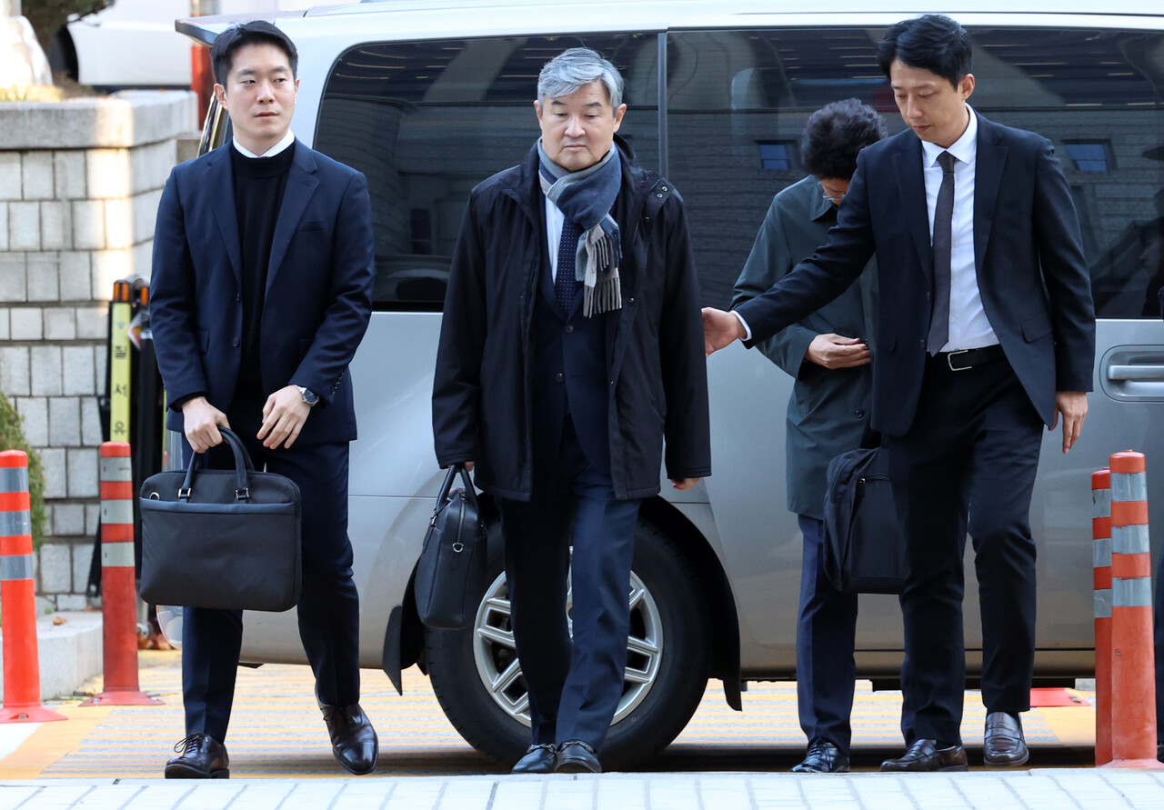 조태용 전 국가정보원장이 11월 11일 오전 서울 서초구 서울중앙지방법원에서 열린 구속 전 피의자 심문(영장실질심사)에 출석하고 있다. 조 전 원장은 국가정보원법상 정치 관여 금지 위반, 직무 유기, 위증, 증거인멸, 허위 공문서 작성 및 허위 작성 공문서 행사, 국회에서의 증언·감정 등에 관한 법률 위반 등 혐의를 받는다. 조 전 원장은 다음날 바로 구속됐다. [사진제공=뉴시스]