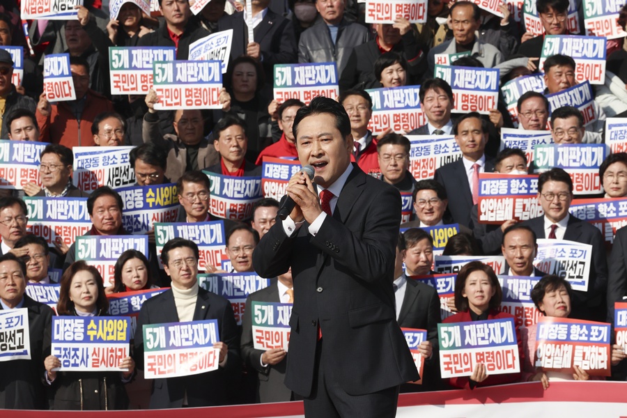 장동혁 국민의힘 당대표가 지난 12일 서울 여의도 국회의사당 본관 앞 중앙계단에서 열린 대장동 일당 7400억 국고 환수 및 검찰 항소포기 외압 규탄대회에서 발언을 하고 있다. [사진제공=뉴시스]<br>