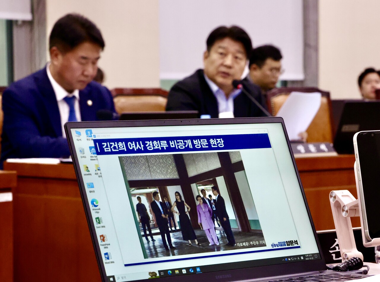 양문석 더불어민주당 의원이 10월 22일 오전 서울 여의도 국회 문화체육관광위원회에서 열린 국립중앙박물관 등에 대한 국정감사에서 정용석 국립박물관문화재단 사장에게 김건희 여사의 경복궁 근정전 용상 착석 의혹에 대해 질의하고 있다. [사진제공=뉴시스]