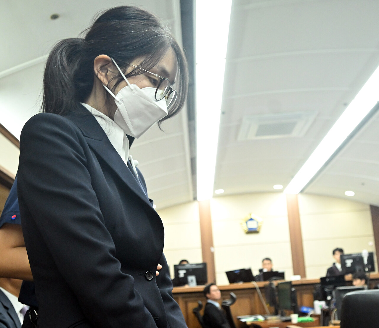 도이치모터스 주가조작, 통일교 청탁·뇌물 수수 의혹 혐의 등으로 구속기소 된 김건희 여사가 9월 24일 오후 서울 서초구 서울중앙지방법원에서 열린 첫 재판에 출석하고 있다. [사진제공=뉴시스/사진공동취재단]