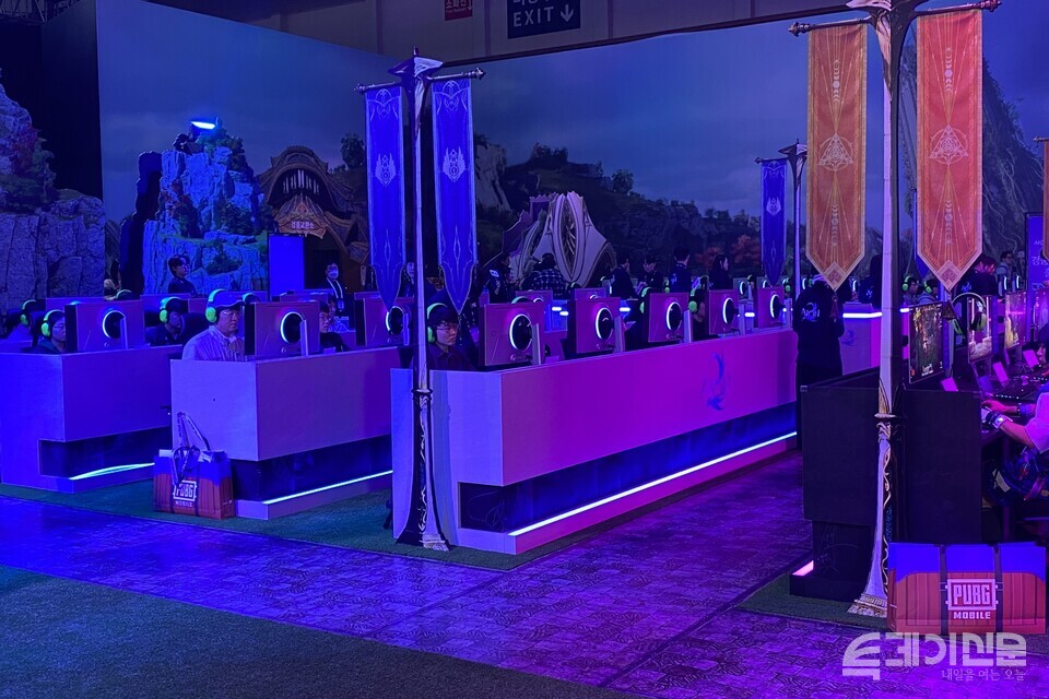 13일 부산 벡스코 제1전시장 ‘지스타 2025’ B2C관 엔씨소프트 부스에서 방문객들이 삼성전자 오디세이 게이밍 모니터로 게임을 시연하고 있다. ⓒ투데이신문