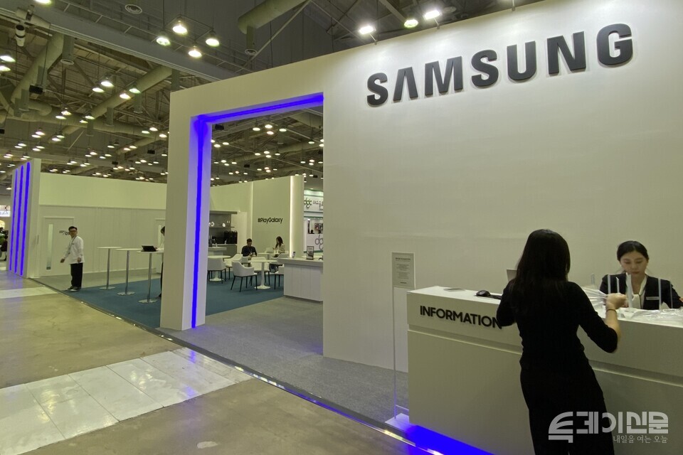 13일 부산 벡스코 제2전시장에 마련된 ‘지스타 2025’ B2B관에 삼성전자 부스가 운영되고 있다. ⓒ투데이신문