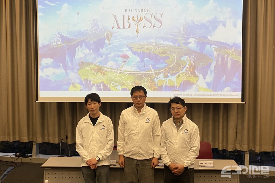 13일 오후 부산 벡스코에서 열린 ‘지스타 2025’ 공동 인터뷰에서 그라비티 ‘라그나로크 어비스’ 개발진이 기념사진을 촬영하고 있다. ⓒ투데이신문