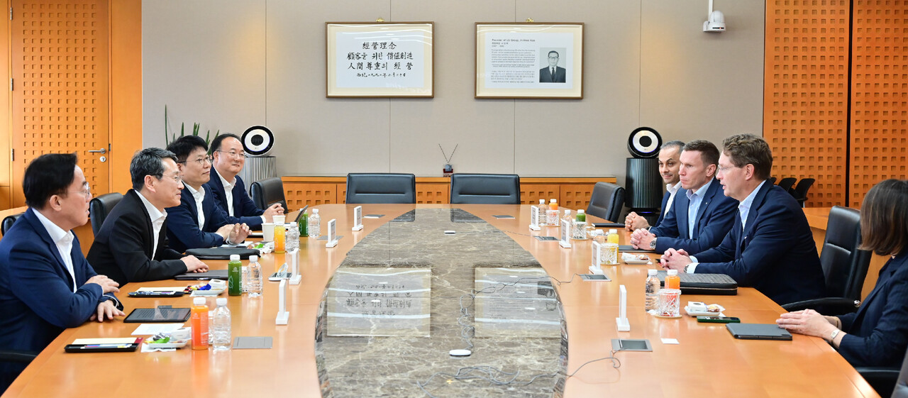 사진 왼쪽부터 LG디스플레이 정철동 CEO, LG전자 조주완 CEO, LG에너지솔루션 김동명 CEO, LG이노텍 문혁수 CEO, 메르세데스-벤츠 R&D 코리아 컬삿 카르탈 센터장, 메르세데스-벤츠 코리아 마티아스 바이틀 CEO, 메르세데스-벤츠 올라 칼레니우스 회장, 메르세데스-벤츠 이다 볼프 기업본부 총괄. [사진=LG전자]