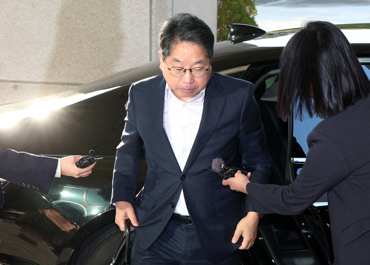 노만석 검찰총장 직무대행이 12일 오전 서울 서초구 대검찰청으로 출근하고 있다. [사진제공=뉴시스]<br>