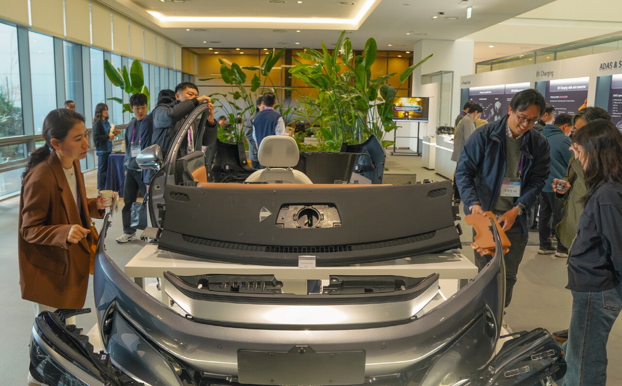 지난 13일 LG화학 오산 CS캠퍼스에서 진행된 전기차 소재 콘퍼런스 ‘2025 EM BU Teardown Conference’에서 LG화학 임직원이 고객에게 제품을 설명하고 있다. [사진=LG화학]