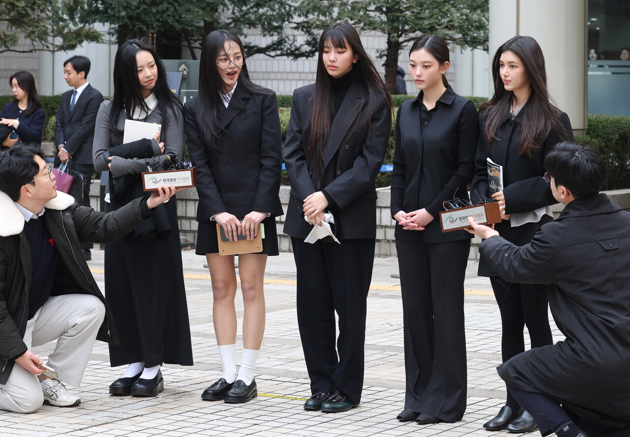 지난 3월 7일 오후 서울 서초구 서울중앙지방법원에서&nbsp;'어도어, 뉴진스 상대 기획사 지위보전 및 광고계약 체결 등 금지 가처분' 심문기일을 마친 뉴진스 [사진 제공=뉴시스]