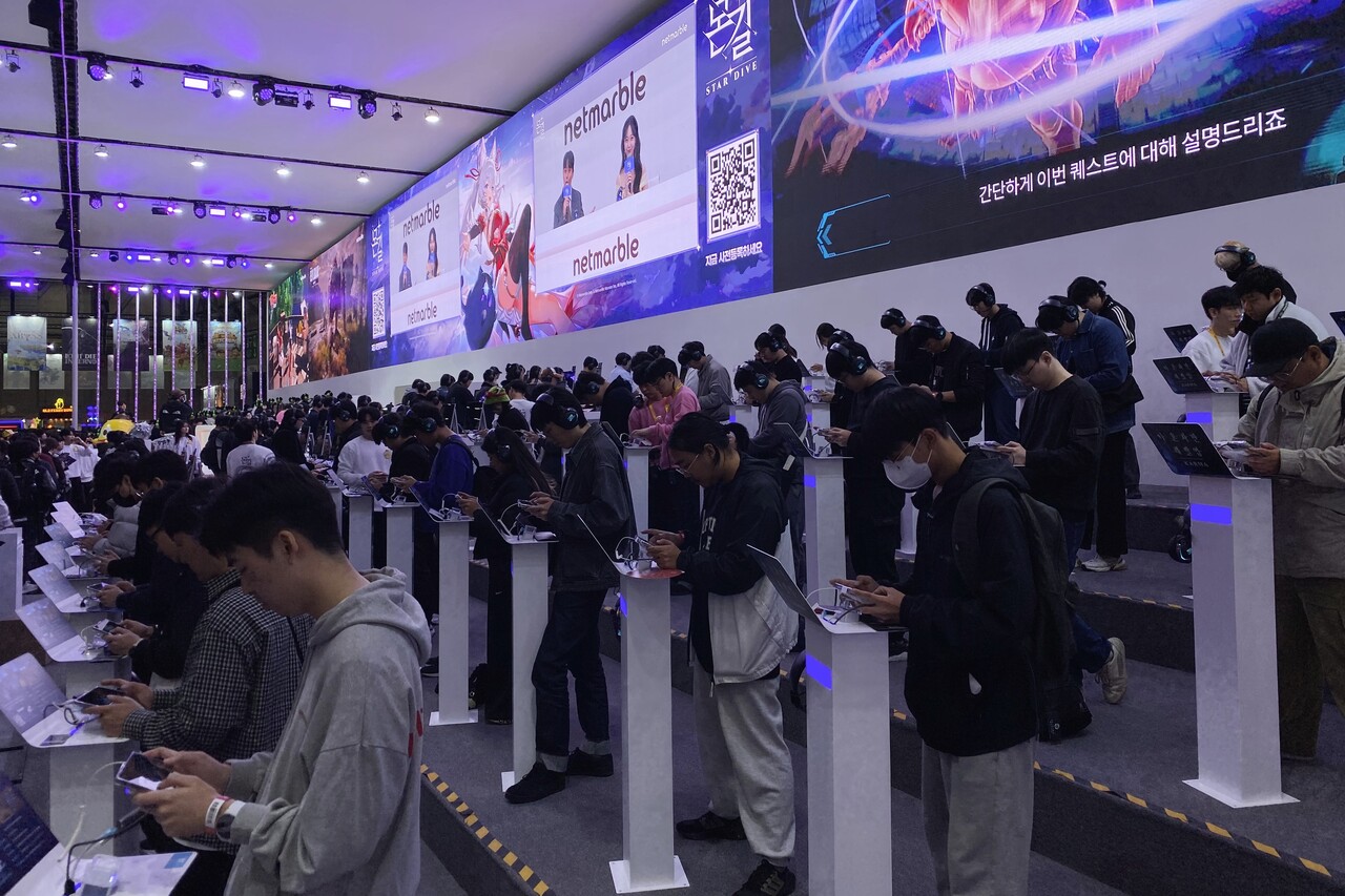 부산 벡스코에서 열린 ‘지스타 2025’ 넷마블 부스에 관람객들이 게임을 시연하고 있다. ⓒ투데이신문