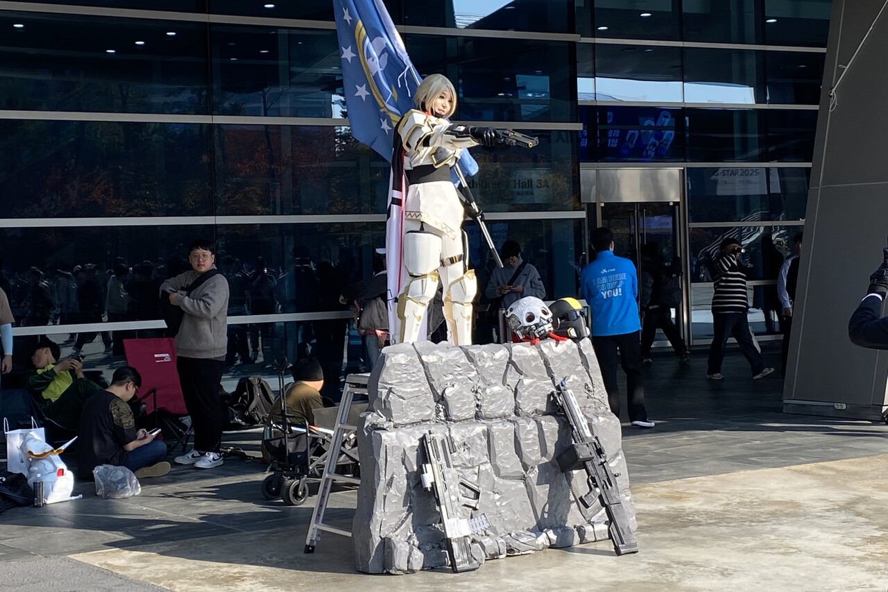 부산 벡스코에서 열린 ‘지스타 2025’ 야외 광장에 코스프레 플레이어가 포즈를 취하고 있다. ⓒ투데이신문