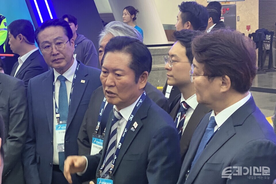 더불어민주당 정청래 대표가 14일 오후 부산 벡스코에서 열린 국내 최대 게임 전시회 ‘지스타 2025’ 현장을 직접 방문해 눈길을 끌었다. ⓒ투데이신문