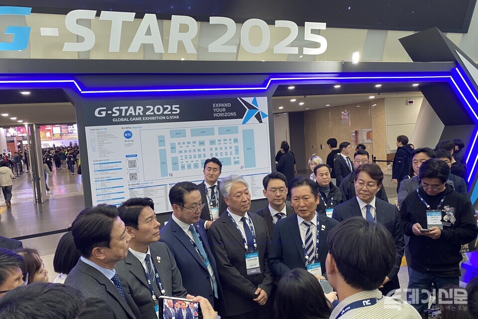 더불어민주당 정청래 대표가 14일 오후 부산 벡스코에서 열린 국내 최대 게임 전시회 ‘지스타 2025’ 현장을 직접 방문해 취재진과 질의응답 시간을 가졌다. ⓒ투데이신문