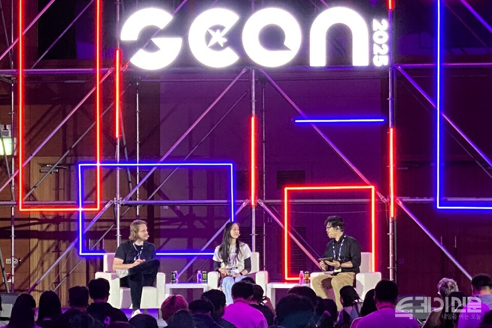 14일 오후 부산 벡스코 컨벤션홀에서 열린 ‘글로벌 게임 컨퍼런스(G-CON)’에서 ‘서사의 경계를 넘어: 문학적 실험과 RPG의 철학’을 주제로 강연이 진행되고 있다. 왼쪽부터 로버트 쿠르비츠(Robert Kurvitz), 제니퍼 스베드버그-옌(Jennifer Svedberg-Yen), 이종범 작가의 모습. ⓒ투데이신문