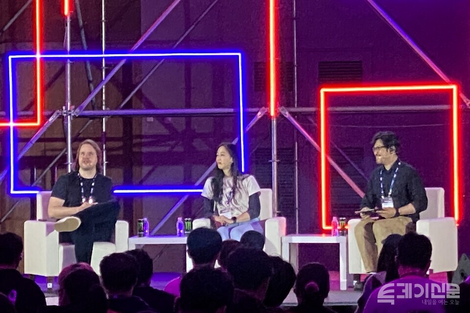 14일 오후 부산 벡스코 컨벤션홀에서 열린 ‘글로벌 게임 컨퍼런스(G-CON)’에서 ‘서사의 경계를 넘어: 문학적 실험과 RPG의 철학’을 주제로 강연이 진행되고 있다. 왼쪽부터 로버트 쿠르비츠(Robert Kurvitz), 제니퍼 스베드버그-옌(Jennifer Svedberg-Yen), 이종범 작가의 모습. ⓒ투데이신문