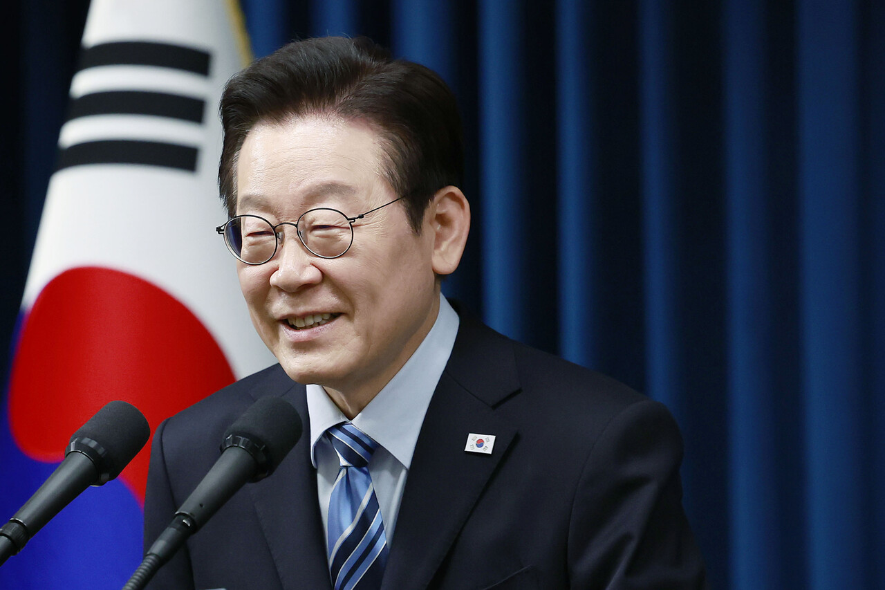 이재명 대통령이 14일 서울 용산 대통령실에서 한·미 간 관세·안보 합의를 문서화하는 ‘조인트 팩트시트(Joint Fact Sheet·공동 설명자료)’관련 발표를 마친 뒤 질문에 답변하고 있다. [사진제공=뉴시스]