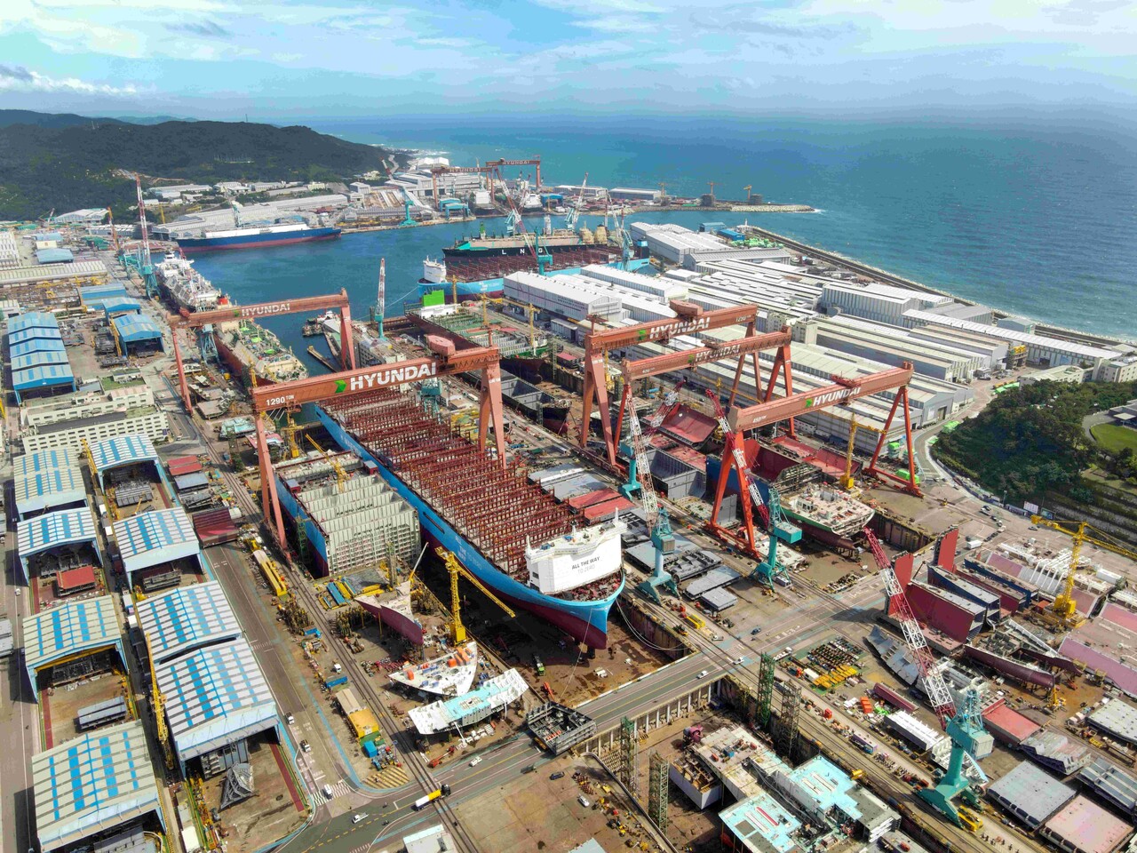한미 정부는 14일 팩트시트를 통해 1500억달러 규모의 조선 분야 투자 펀드를 조성하기로 하고 미국 함정과 상선을 한국에서 건조할 수 있도록 하는 내용에 합의했다. 이에&nbsp;HD현대그룹은 환형의 입장을 내고&nbsp;미국 조선 부흥 프로젝트인 '마스가(MASGA·미국 조선업을 다시 위대하게)' 추진에 박차를 가하겠다고 밝혔다. 사진은&nbsp;HD현대중공업 울산 본사 야드 전경. [사진제공=뉴시스]<br>