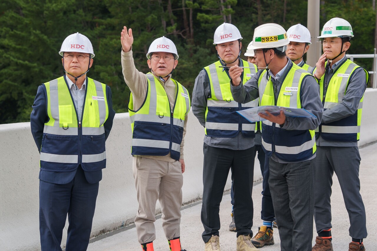 HDC현대산업개발 조태제 CSO(왼쪽 첫 번째), 정경구 대표이사(왼쪽 두 번째)가 지난 10월 동해선 포항-영덕 고속도로&nbsp;4, 5공구를 찾아 현장 안전 점검을 진행하고 있다. [사진=HDC현대산업개발]<br>