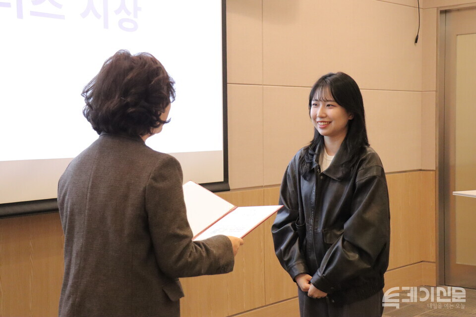 투데이신문이 15일 오전 10시 30분 서울 여의도 FKI타워 컨퍼런스센터 2층에서 제4기 청년플러스 서포터즈 수료식 및 해단식을 개최했다. 전수현 서포터즈가 우수 선발자로 선발돼 상장을 전달받고 있다. ⓒ투데이신문