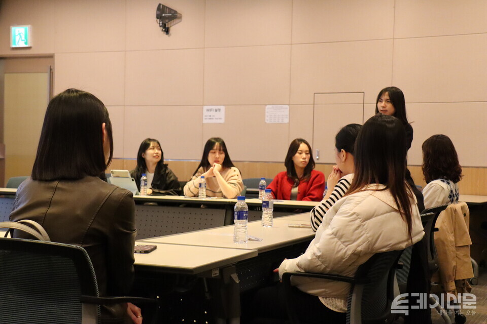 투데이신문이 15일 오전 10시 30분 서울 여의도 FKI타워 컨퍼런스센터 2층에서 제4기 청년플러스 서포터즈 수료식 및 해단식을 개최했다. 청년 서포터즈가 활동 소감을 말하고 있다. ⓒ투데이신문