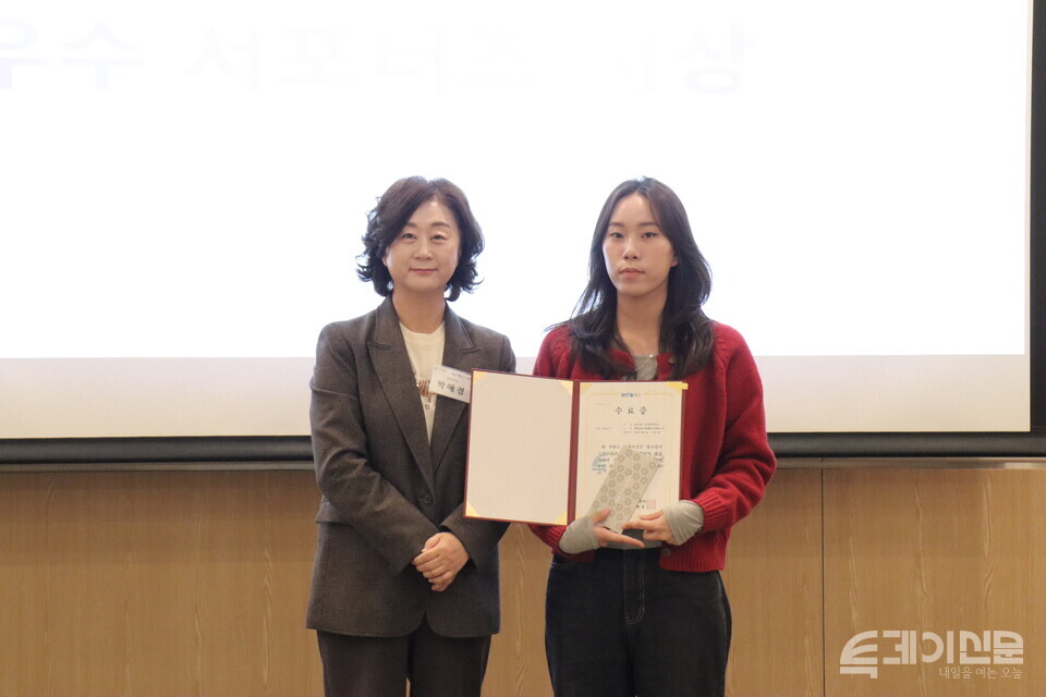 투데이신문이 15일 오전 10시 30분 서울 여의도 FKI타워 컨퍼런스센터 2층에서 제4기 청년플러스 서포터즈 수료식 및 해단식을 개최했다. 장나령 서포터즈가 우수 선발자로 선발돼 상장을 전달받은 뒤 기념사진을 촬영하고 있다. ⓒ투데이신문