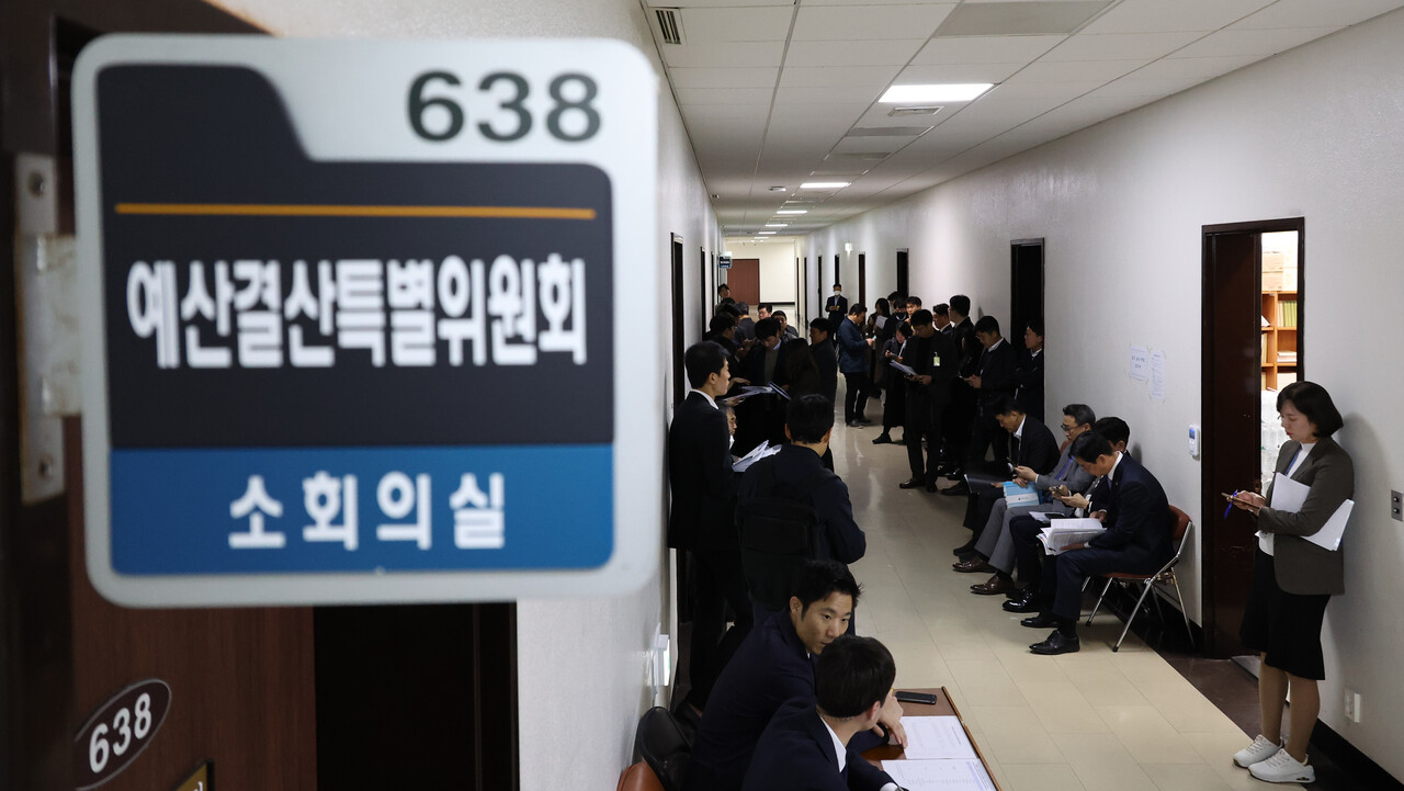 정부부처 관계자들이 17일 서울 여의도 국회 예산안조정소위원회 회의실 앞에서 2026년도 예산안 등에 대한 심사를 받기 위해 대기하고 있다. [사진제공=뉴시스]